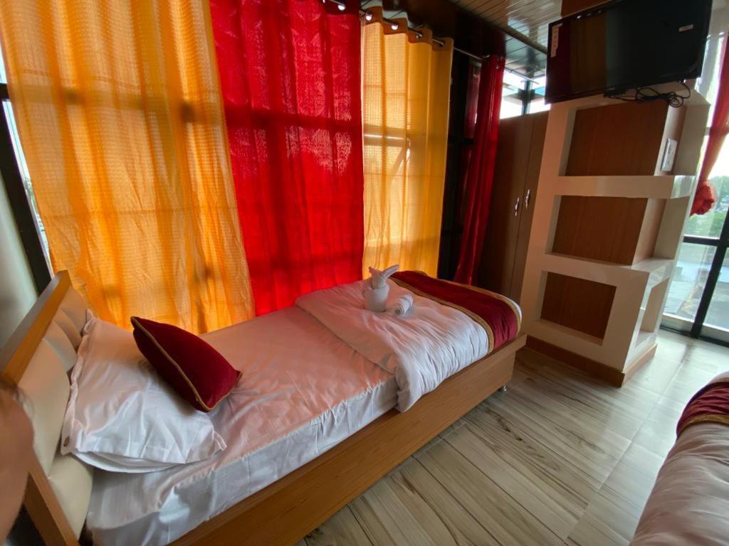 Hotel Kjs Inn Bahāsi Zewnętrze zdjęcie
